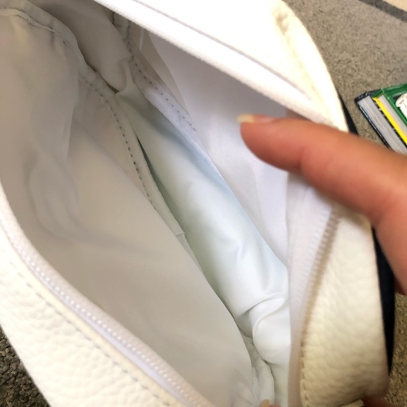 Fila Messenger Bag Crossbody White - Picture 4 of 4